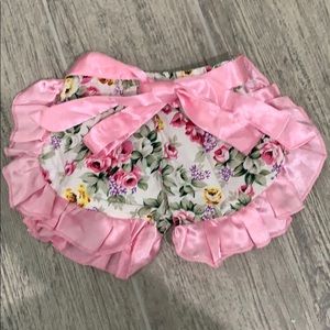 Ruffle shorts w/ satin bow